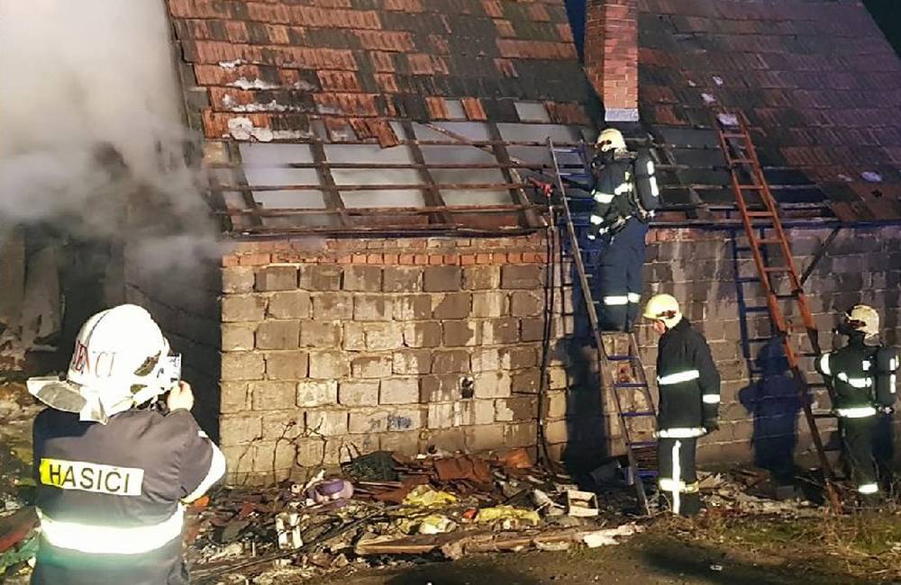 Foto: Dvaja policajti zachránili 52-ročného muža z horiaceho domu v obci Zlaté Klasy, okr. Dunajská Streda