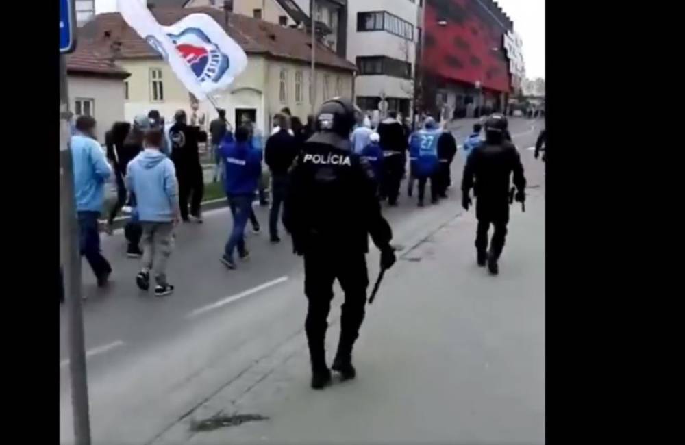 Foto: VIDEO: Polícia zasahovala v uliciach Trnavy počas zápasu FC Spartak Trnava a ŠK Slovan Bratislava