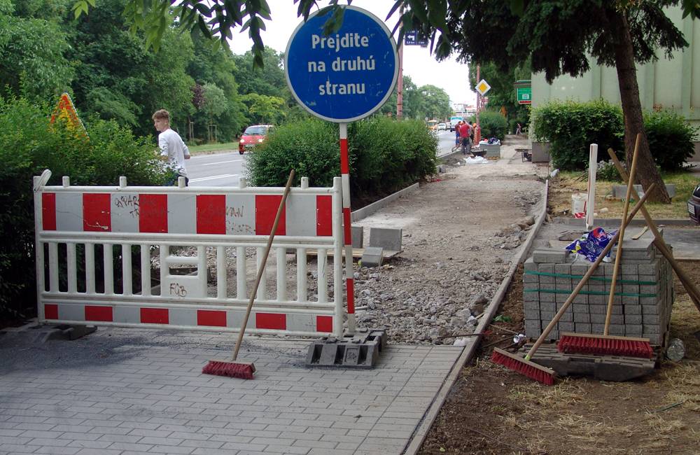 Foto: Chodník na Hospodárskej ulici v Trnave sa dočkal rekonštrukcie, v júni opravia aj ďalšiu jeho časť