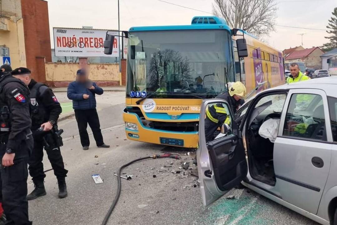 Foto: Tragická nehoda v centre Trnavy: Vodič auta sa čelne zrazil s autobusom. Kolaps dopravy