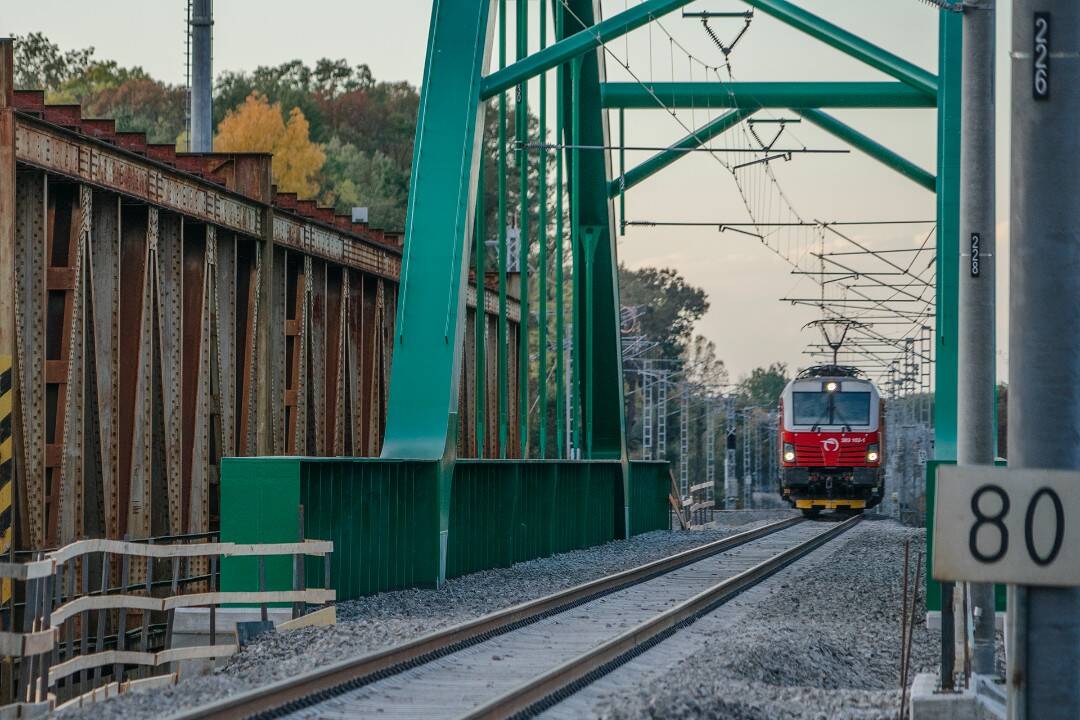 Foto: Medzi Galantou a Gáňou sa vykoľajil nákladný vlak. Prejazd bude uzatvorený až do stredy