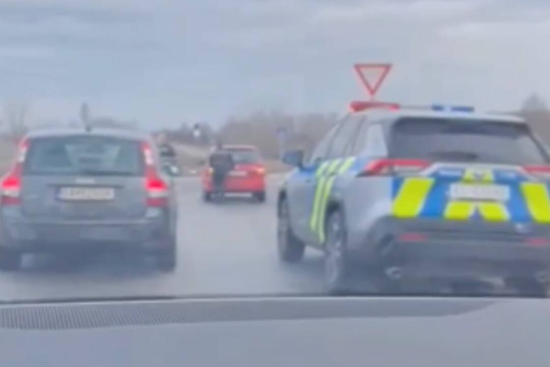 Foto: VIDEO: Polícia odtlačila vodiča z kruhového objazdu. Pokazila sa mu spojka a križovatku zablokoval