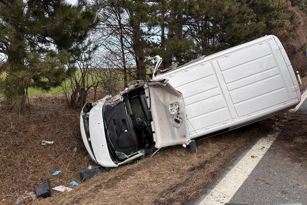 Foto: Na D1 za Voderadmi smerom do Bratislavy havaroval mikrobus, diaľnica je uzatvorená