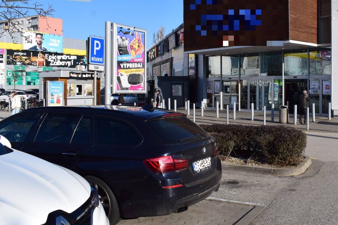 FOTO: Videli ste nehodu v Trnave? Vodič BMW išiel do obchodu. Keď sa vrátil, našiel zničené auto