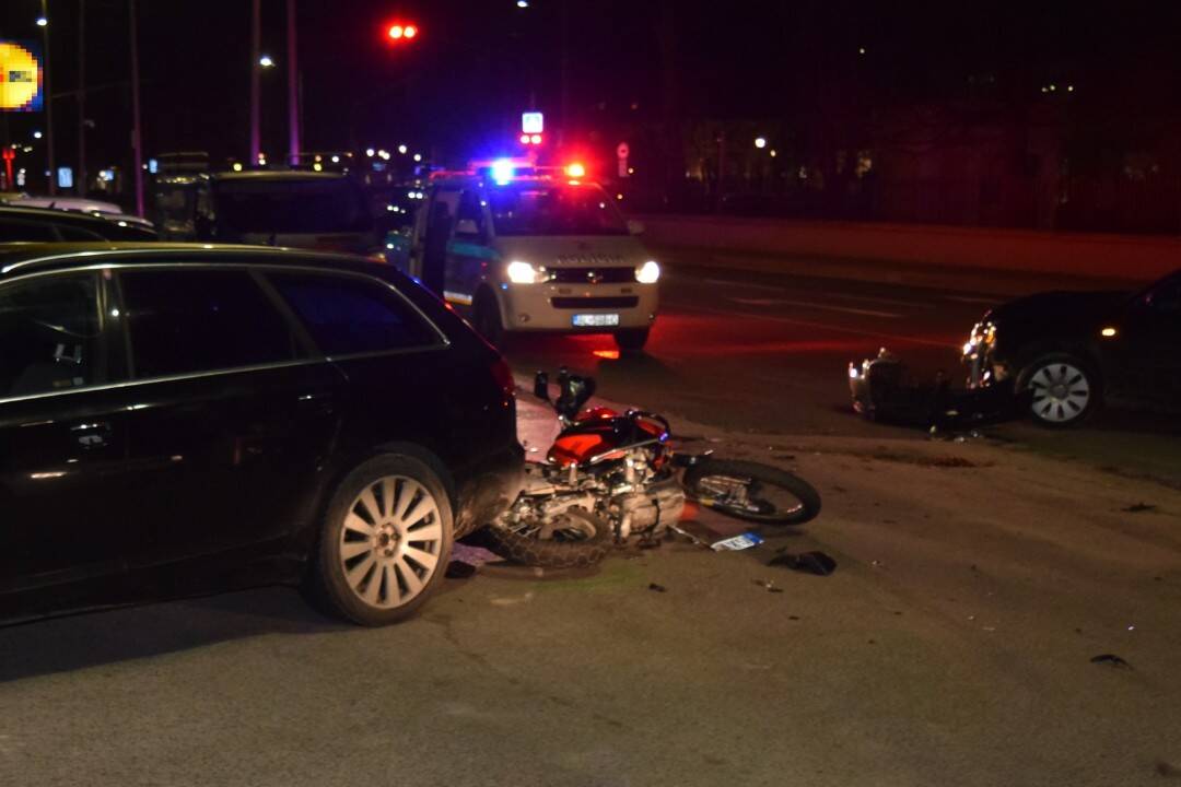 FOTO: V Seredi nedal vodič prednosť motorkárovi. Ten skončil s vážnymi zraneniami v nemocnici