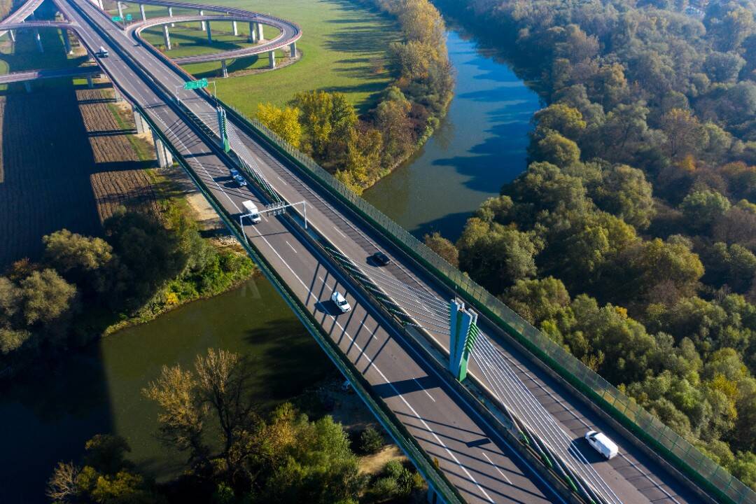 Foto: Minulý rok sa predalo takmer 5 miliónov diaľničných známok. Oslobodených bolo vyše 15-tisíc áut