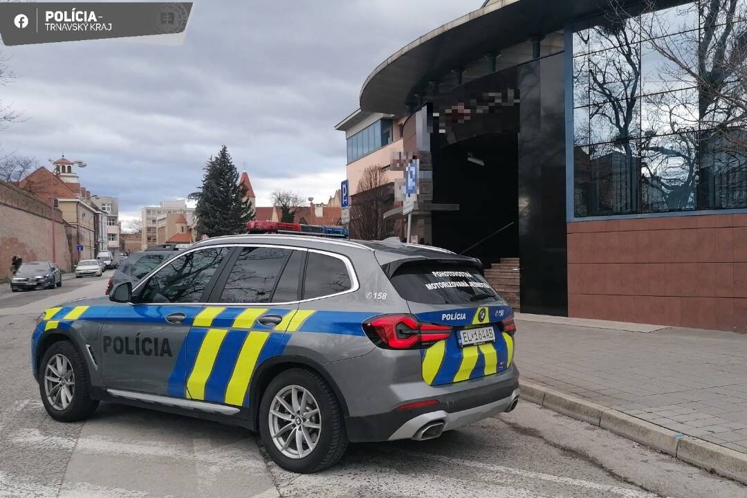 Foto: Hlavný ťah z Trnavy na Trstín je uzavretý. Stala sa tam vážna dopravná nehoda