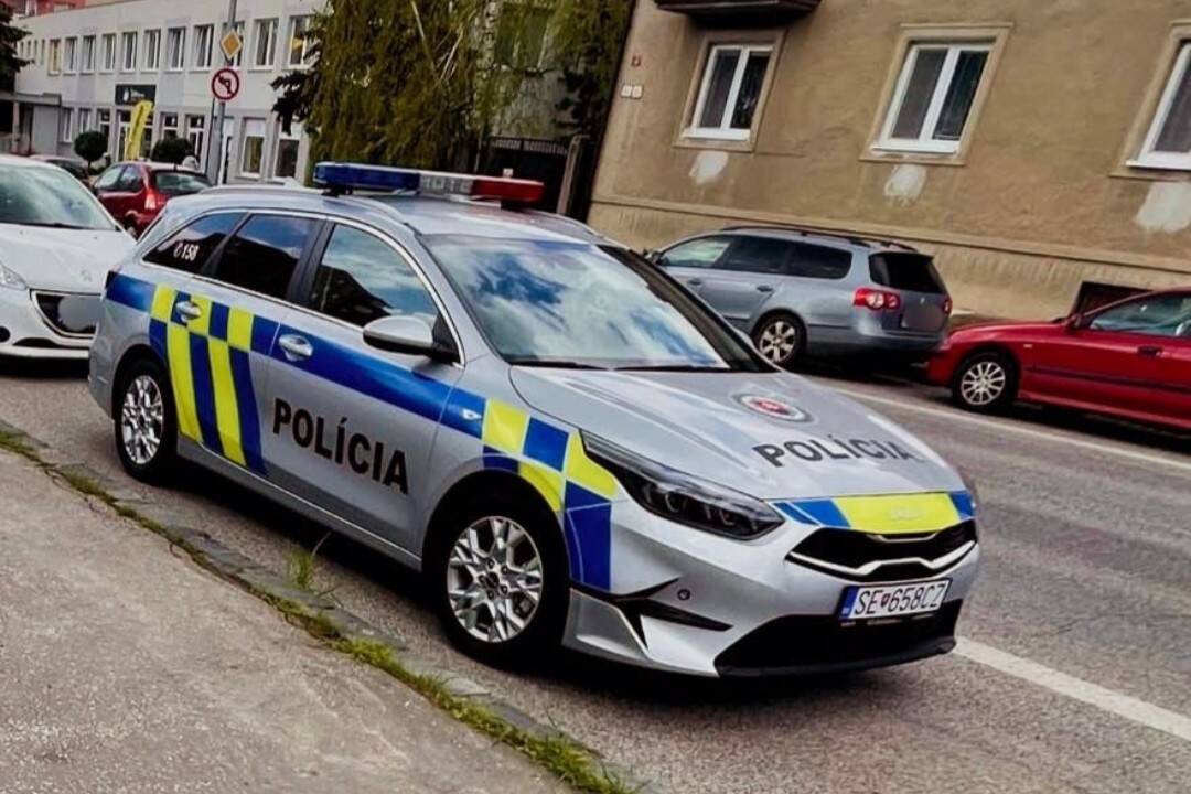 Foto: Dojatí občania zanechávajú senickým policajtom odkazy vďaky. Pomohli im v ťažkých chvíľach