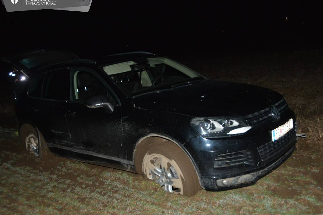 Foto: Gbelčan ukradol SUV a zapadol s ním v poli. Vodičák nemal, ale drogy v aute áno