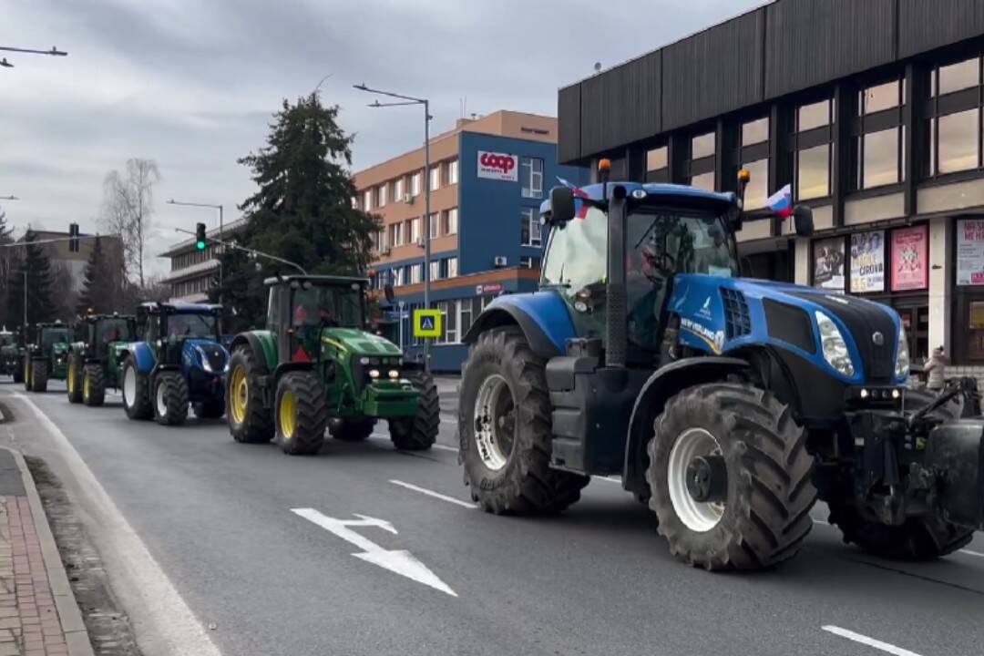 Foto: VIDEO: Mestom Senica sa tiahne kolóna traktorov. Sprevádzajú ich aj policajti