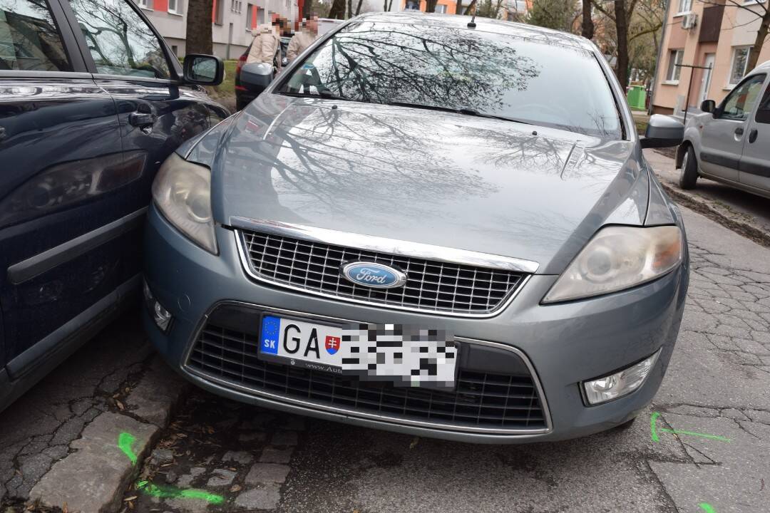 FOTO: Opitá cudzinka v Seredi sadla za volant a nabúrala. Prekvapením bolo, že nemala ani vodičák