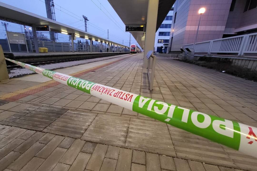 Foto: Tragédia na železnici pri Cíferi: Mladík neprežil pád z idúceho vlaku. Polícia hľadá ďalších svedkov