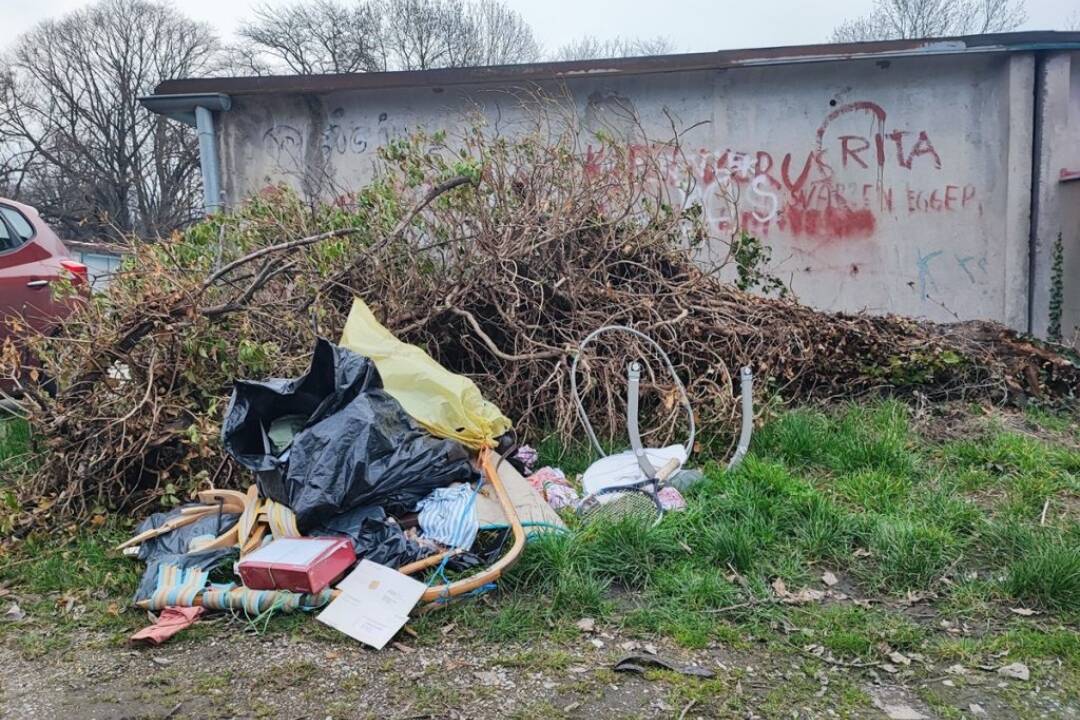 Foto: Pred garážami v Šamoríne vznikla nelegálna skládka. Vytvoril ju jeden z nájomcov, radnica zúri