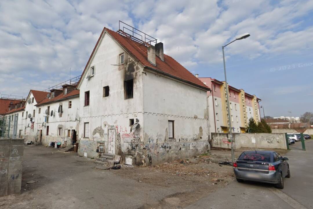 Foto: VIDEO: Bytový dom na Coburgovej chce Trnava zbúrať. Za posledný mesiac horel štyrikrát