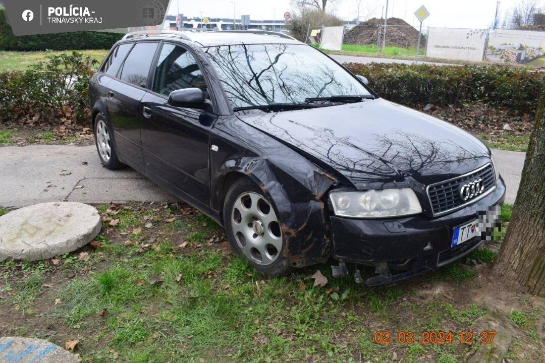 Foto: Trnavská polícia hľadá svedkov. Vodič čiernej Audi spôsobil dopravnú nehodu a ušiel, auto ostalo na chodníku