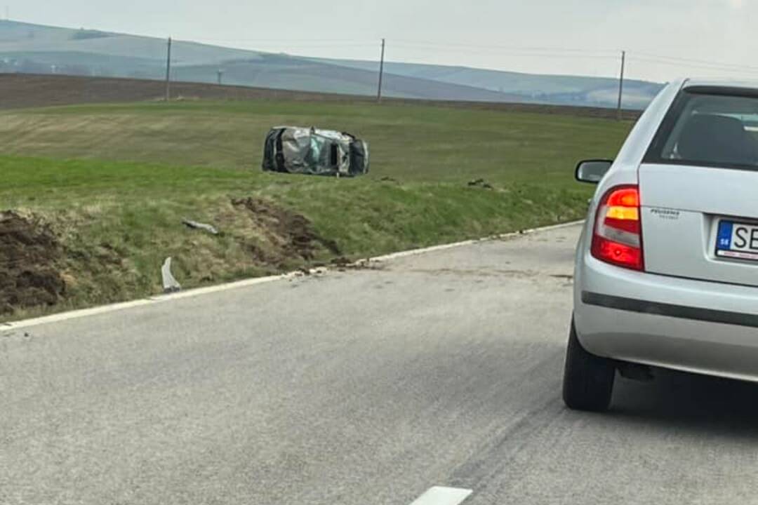 FOTO: Vážna nehoda pred Radošovcami. Auto zostalo odhodené v poli, na mieste sú hasiči aj polícia