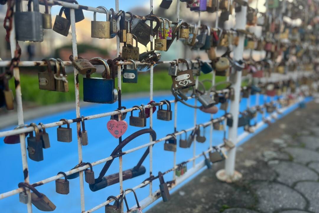 Foto: Z mostu lásky v Piešťanoch idú zvesiť zámky. Mesto vyzýva zamilovaných, aby si po ne prišli