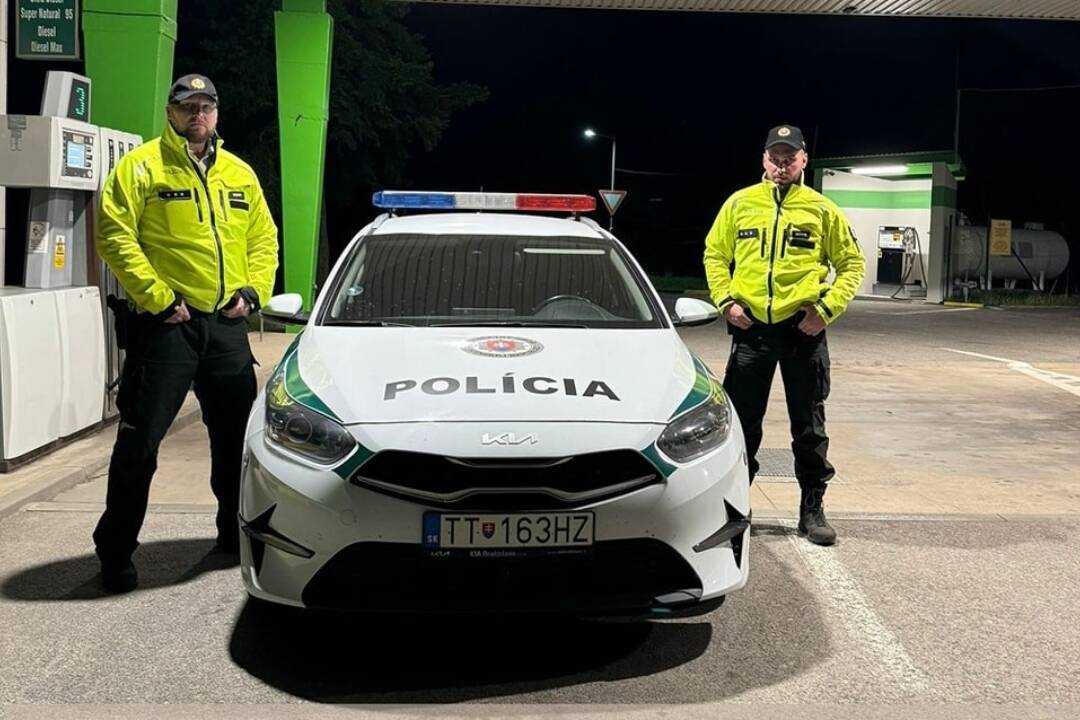 Foto: Dopravní policajti pracovali aj na Veľkonočnú nedeľu. Pomáhali rodine na pumpe v Radošovciach