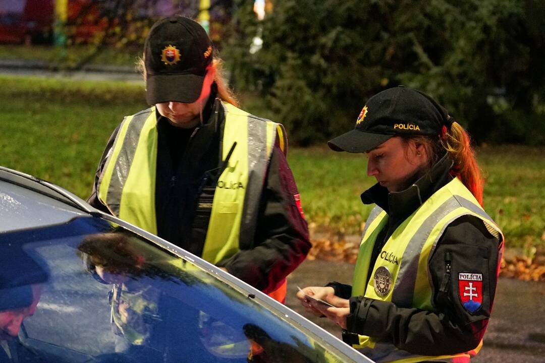 FOTO: Kuriózne nehody sa diali aj počas Veľkej noci. Jeden vodič skončil v záhradke, ďalší v novinovom stánku