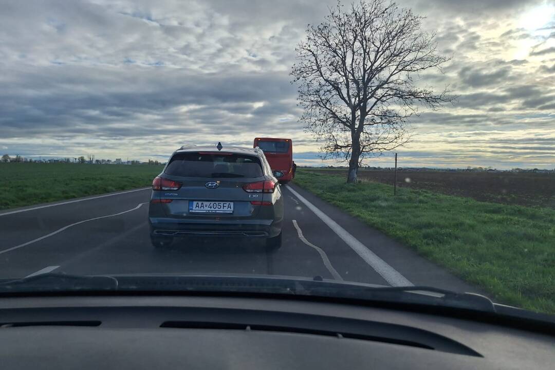 Foto: Pred Trnavou stojí pri krajnici pokazený autobus s ľuďmi