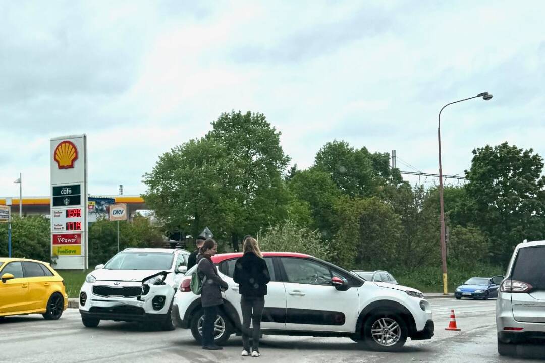 Foto: V Trnave pri pumpe došlo k zrážke dvoch áut. Na mieste sa tvoria kolóny