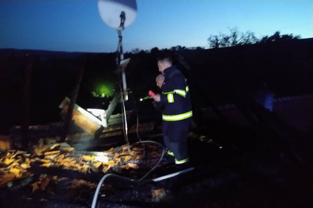 Foto: Dom v plameňoch: Hasiči zasahovali pri rozsiahlom požiari. Škodu odhadujú na desaťtisíce eur