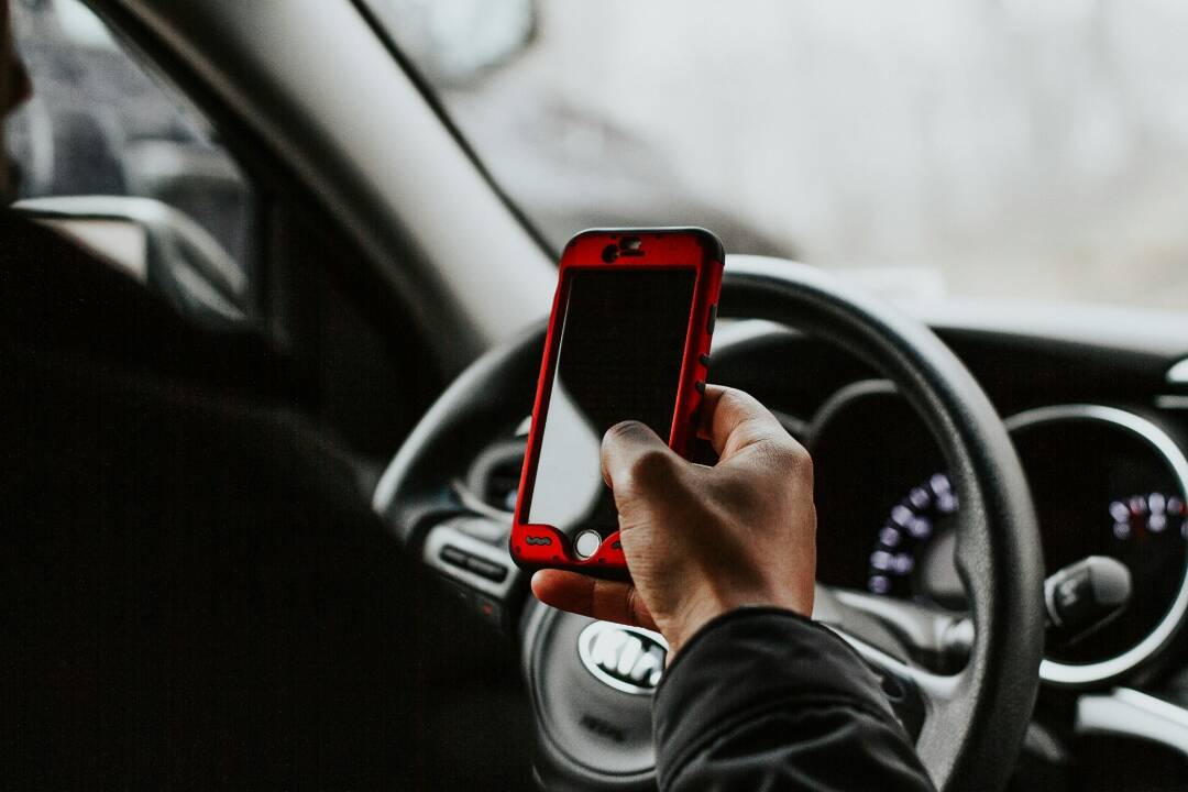 Foto: Dopravné hliadky si v Trnavskom kraji posvietili na mobil za volantom, nedopadlo to dobre