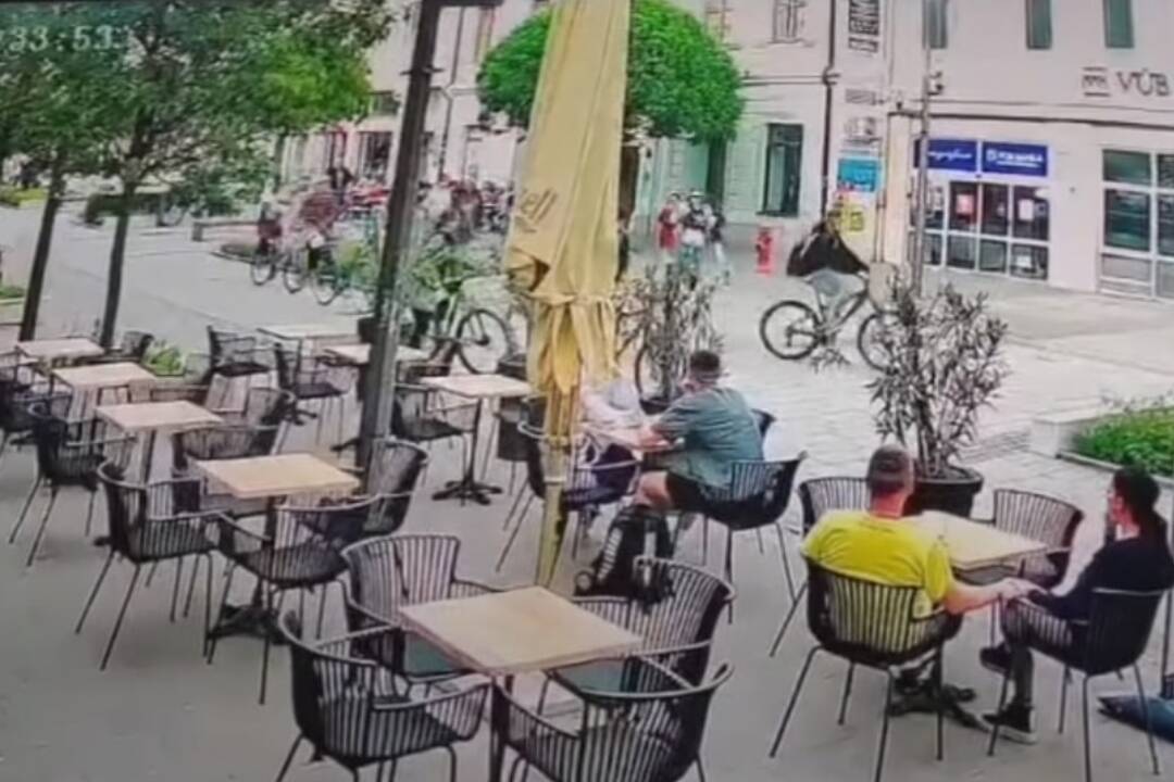 Foto: Polícia stále hľadá cyklistu, ktorý v Trnave na Hlavnej zrazil dievčatko a ušiel. Nepoznáte ho? Pomôžte