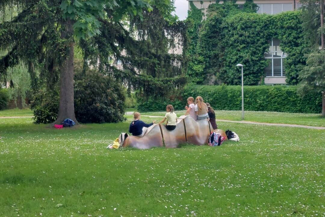 Foto: Socha za gymnáziom Pierra de Coubertina má nové využitie. Obyvatelia Piešťan sú nadšení, aký zmysel mala socha pôvodne?