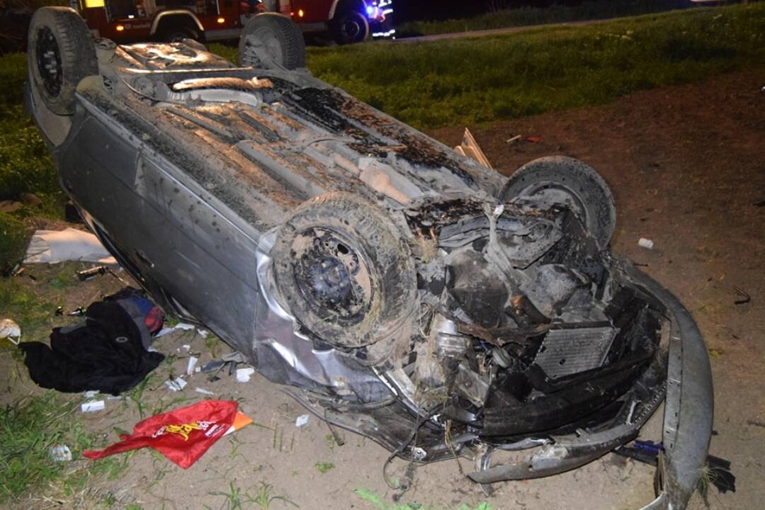 Foto: Nehoda mládežníkov s alkoholom v krvi. Auto skončilo na streche a všetci zranení