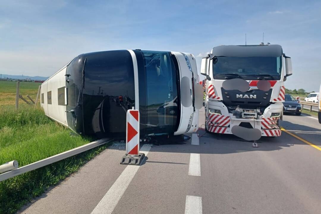 Foto: Na diaľnici R1 v smere na Nitru sa prevrátil autobus. Jeden úsek cesty je neprejazdný