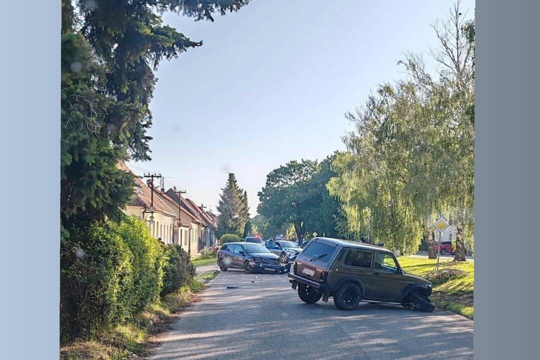 Foto: Vážna dopravná nehoda v Senici. Na Železničnej ulici sa zrazili dve osobné autá, tvoria sa kolóny