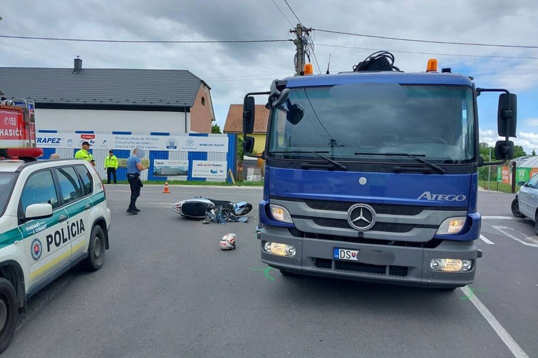 Foto: Dopravná nehoda v Kvetoslavove, pri ktorej prišiel o život motorkár. Bol ním bývalý starosta