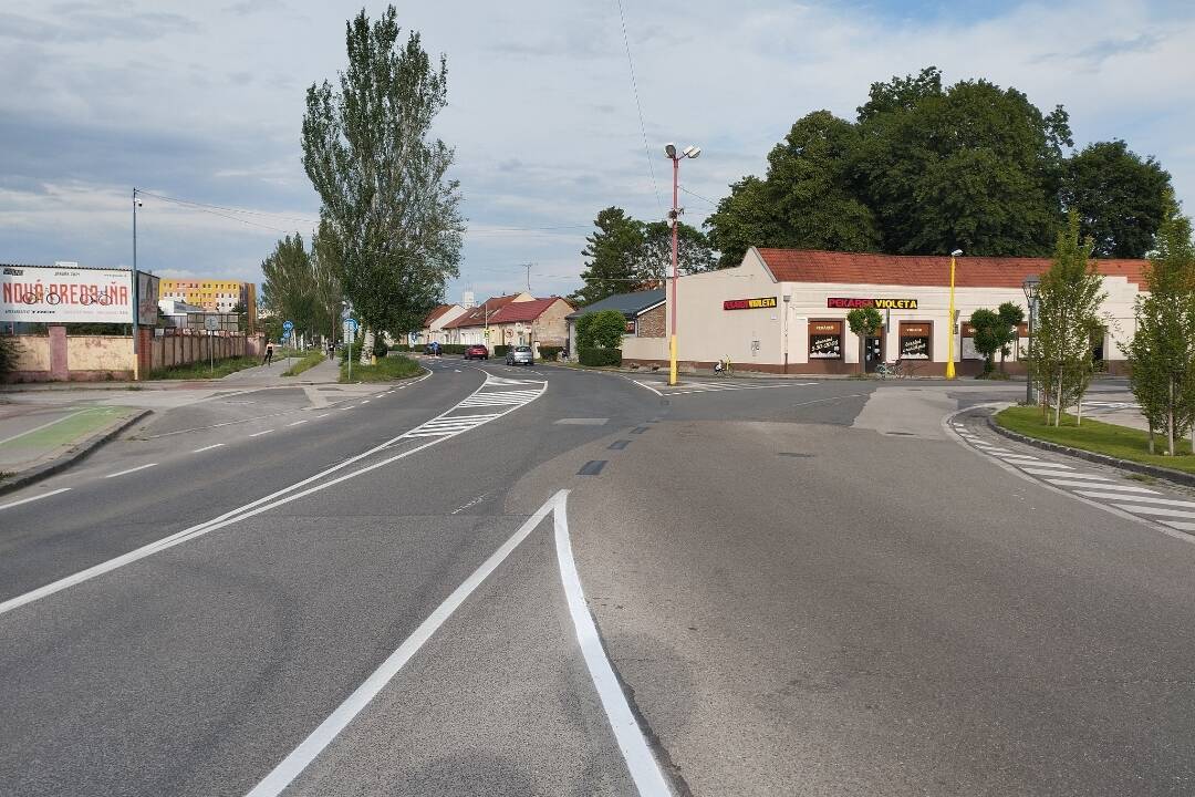 Foto: V Trnave sa opäť mazali čiary na ceste. Tentokrát na Šrobárovej a Rybníkovej ulici, obyvatelia sa bavia