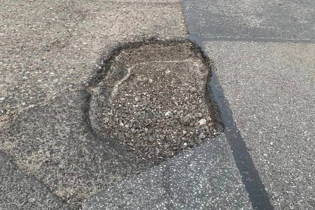 Foto: V Trnave na Kamennej ceste ľudia hlásia nebezpečný výtlk. Šoférom na tomto úseku hrozí defekt