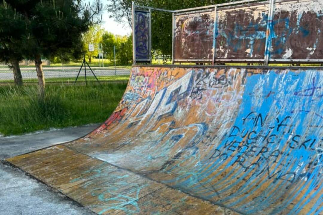 Foto: Poničený skatepark v Piešťanoch. Niekomu zrejme prekážal hluk, tak polial hrazdu olejom