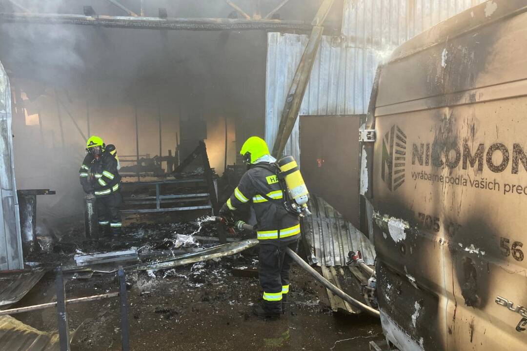 Foto: V Bojničkách neďaleko mesta Hlohovec došlo k požiaru. Ten si vyžiadal zranených