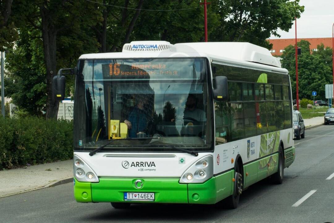 Foto: Na ulici Petra Pazmáňa v Trnave dochádza ku kolízii autobusov. Úzka vozovka je len dočasná