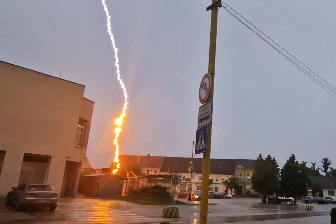 Foto: VIDEO: V Šaštíne zasiahol blesk postavený máj na námestí, kusy z neho sa rozleteli. Čo robiť keď príde búrka?