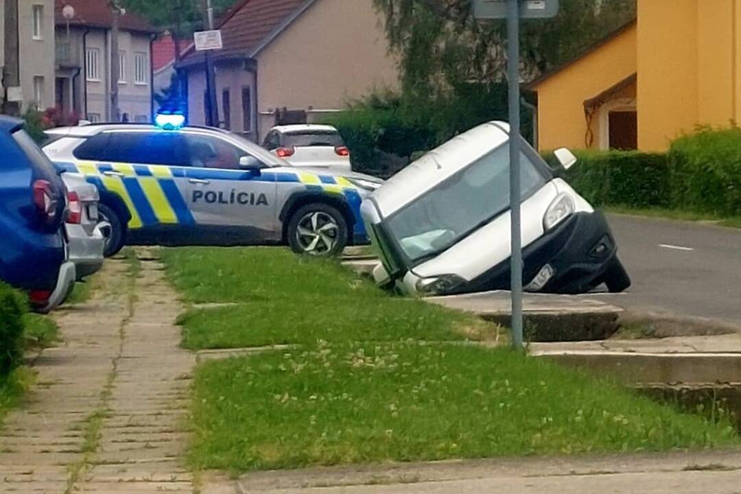 Foto: Kuriózna nehoda: V Letničí zišlo auto z cesty do kanála. Prípad je v rukách polície