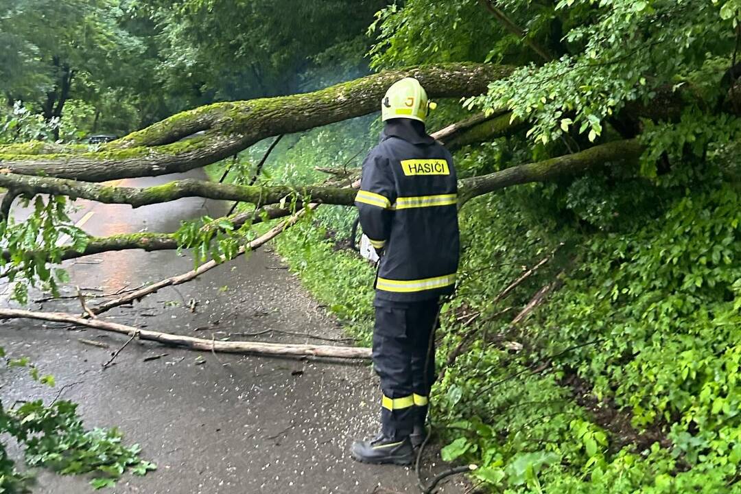 FOTO: Hasiči v Trnavskom kraji mali plné ruky práce, za 24 hodín 14 výjazdov. Dôvodom boli silné búrky a dažde