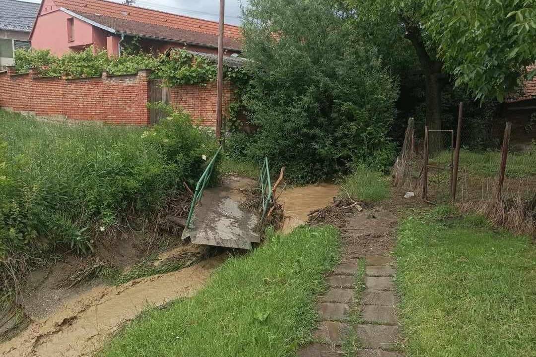 FOTO: V obci Unín nánosy z dažďov zničili most. Množstvo vody a dreva odstraňujú, cesta je pre ľudí uzavretá