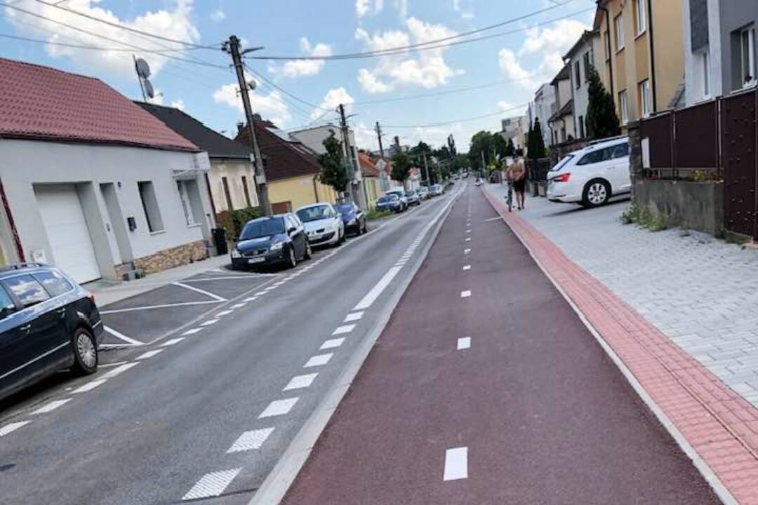 Foto: Na Hajdoczyho ulici vybudovali cyklochodník. Podľa obyvateľov je zbytočne široký