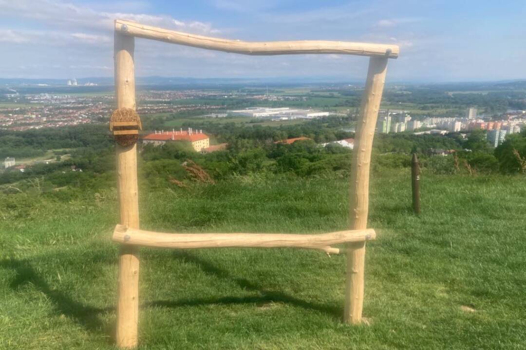 Fotopoint na vyhliadke Šianec v Hlohovci zničili vandali. Toto nemá obdoby, píšu nahnevaní ľudia