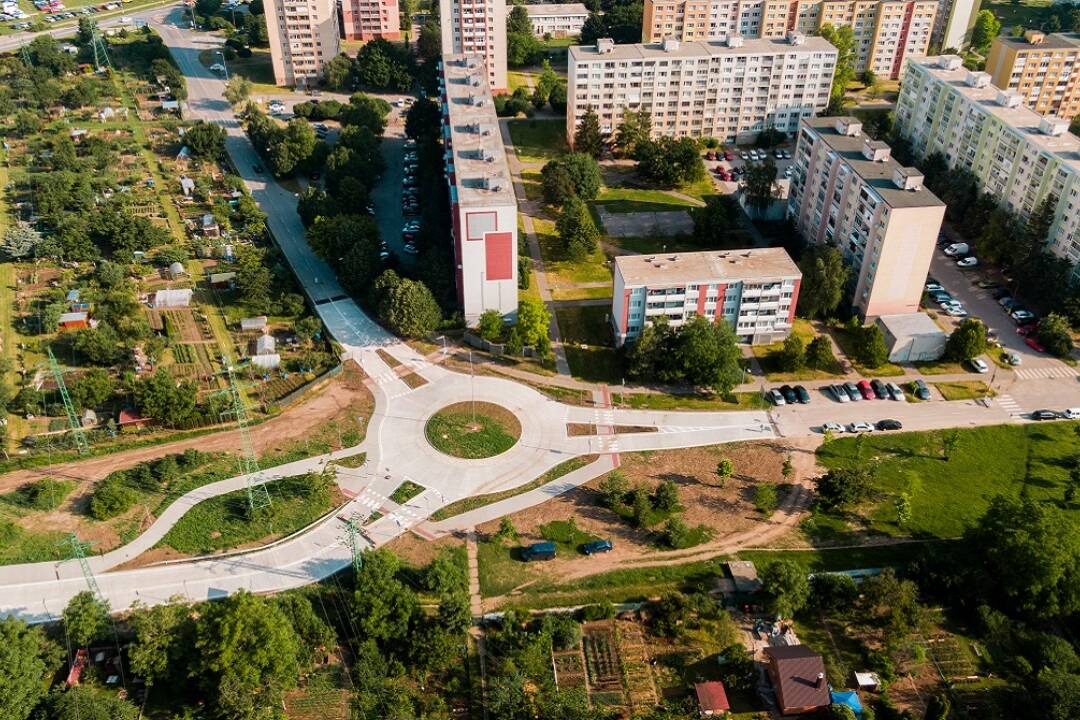 Foto: Nerudova ulica v Trnave bude opäť otvorená pre dopravu. Na ulici pribudol nový kruhový objazd