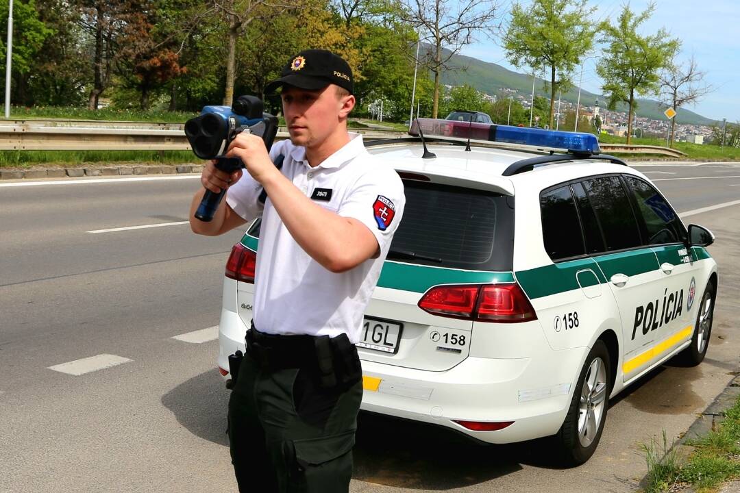 Foto: Policajti z Dunajskej Stredy monitorovali dopravu na cestách. Za tri hodiny zistili až 28 priestupkov