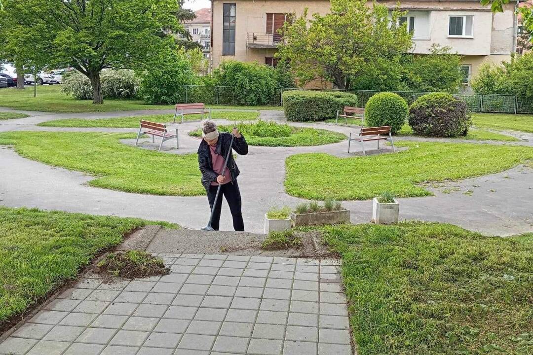 Foto: Nadšenci z Piešťan to opäť vzali do vlastných rúk. Vyčistili ďalšie schody aj natreli stĺpy na volejbalovom ihrisku