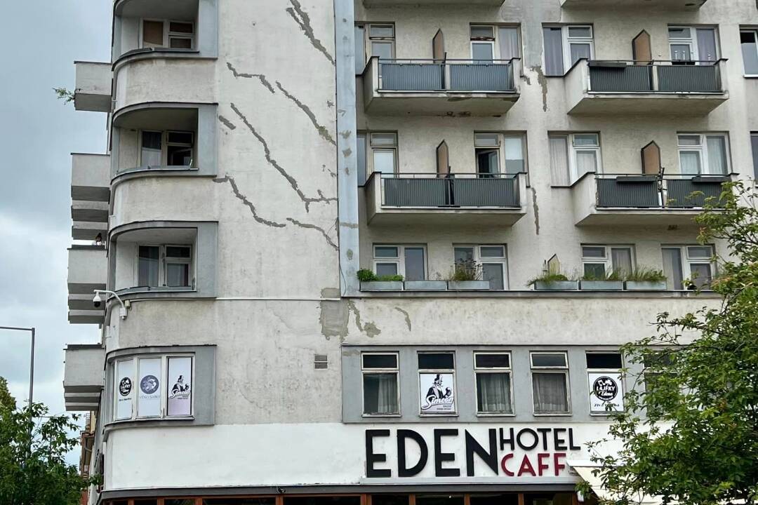 Hotel Eden v Piešťanoch chátra. Podľa ľudí by sa mal zrekonštruovať, či tam postaviť parkovisko