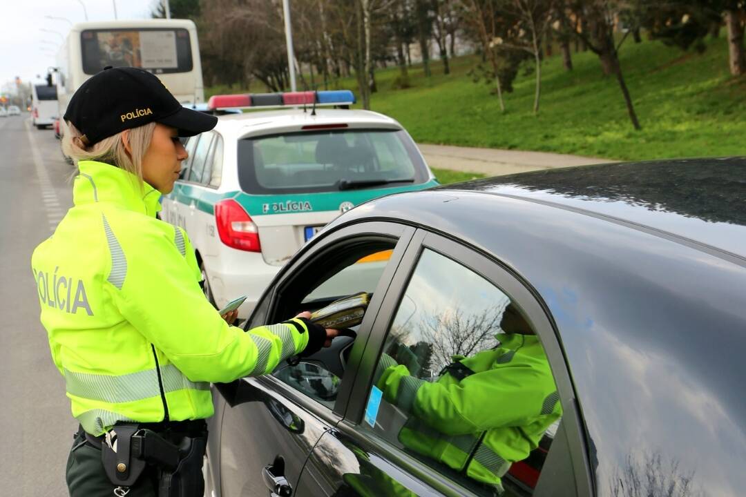 Foto: Volebný deň si spestrili alkoholom, potom sadli za volant. Trnavská polícia vodičke namerala viac ako 3 promile