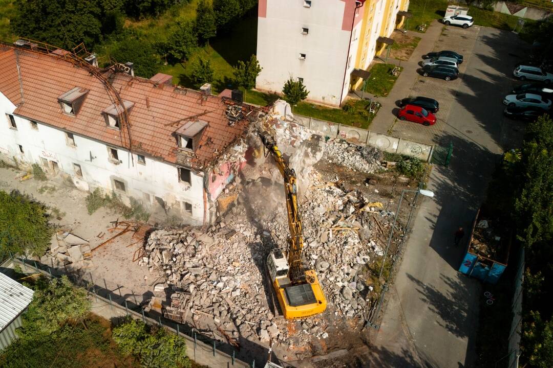 FOTO: Známu budovu na Coburgovej ulici búrajú. Slúžila ako ubytovanie pre sociálne slabších obyvateľov